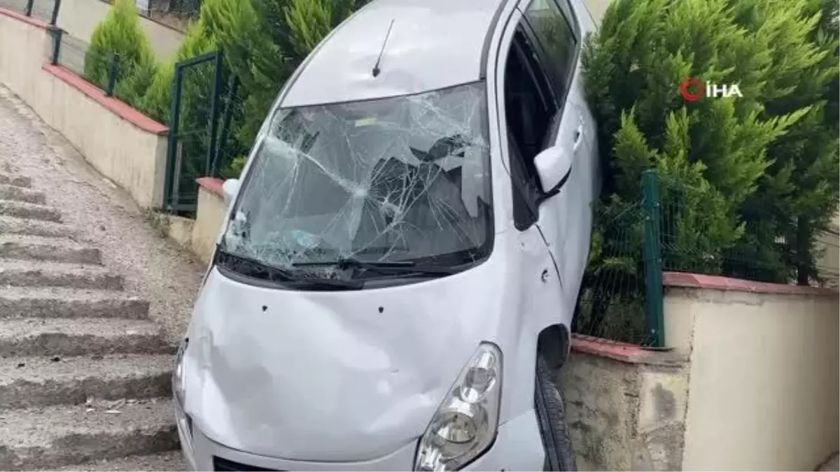 Osmaniye haberi... Merdivenlerden uçan otomobil, bahçe duvarında asılı kaldı