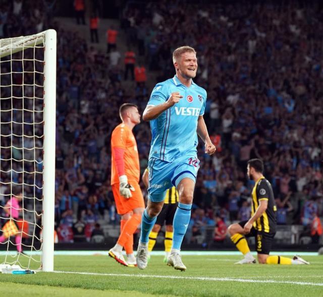 Son şampiyon fırtına gibi başladı! Süper Lig'in açılış maçında Trabzonspor, İstanbulspor'u 2-0 yendi