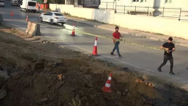 Ekipler tarafından yol çalışması sırasında bulunan havan topu mermisinin menşei araştırılıyor Ekipler tarafından yol çalışması sırasında bulunan havan topu mermisinin menşei araştırılıyor