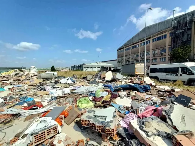 Arsa sahibi 12 yıllık mescidi yıktı, vatandaşlar enkazın önünde namaz kıldı