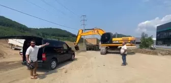 Bahşiş almak için iş makinesiyle düğün konvoyunun önünü kesti