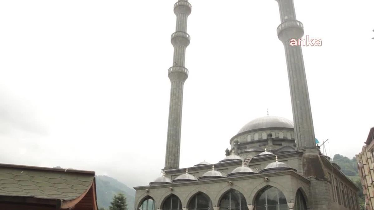 Rize yerel haberleri: Güneysu Merkez Camisi'nin Kurşun Kubbesinin Sökülüp Alüminyum Malzeme Kullanılmasına Tepki: 'Erdoğan Bilse Bunların Yüzüne Tükür