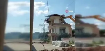 Metruk binanın yıkımı sırasında çatıdan düşen tahta parçaları elektrik tellerini kopardı