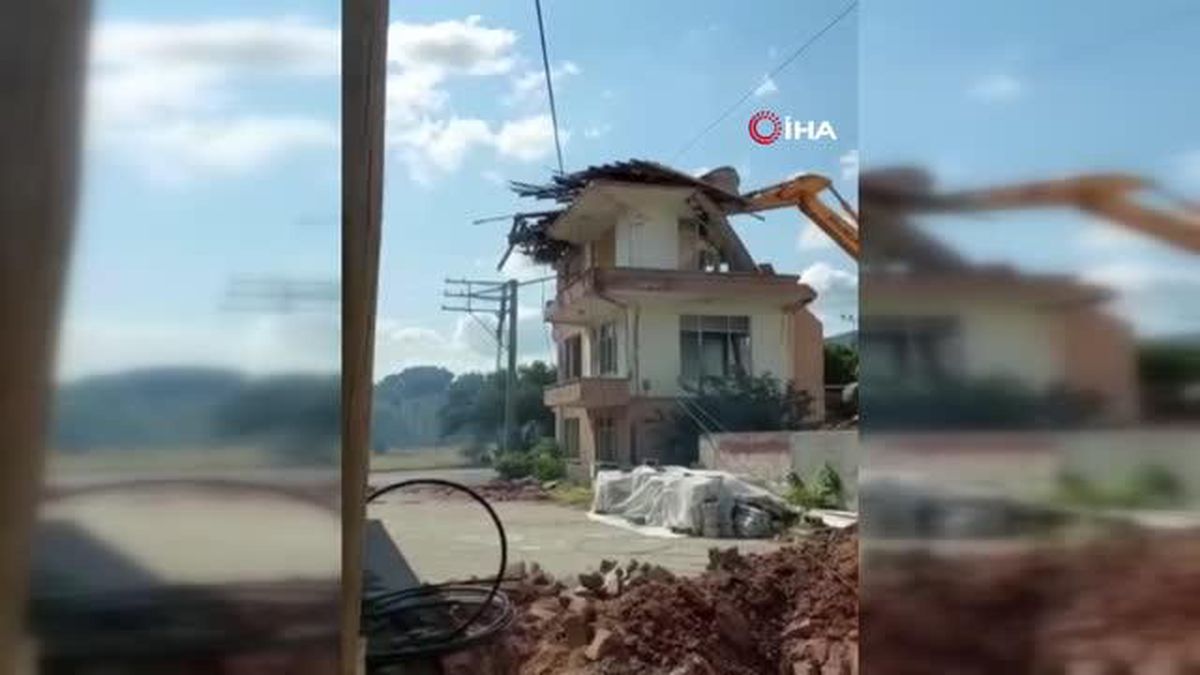 Metruk binanın yıkımı sırasında çatıdan düşen tahta parçaları elektrik tellerini kopardı
