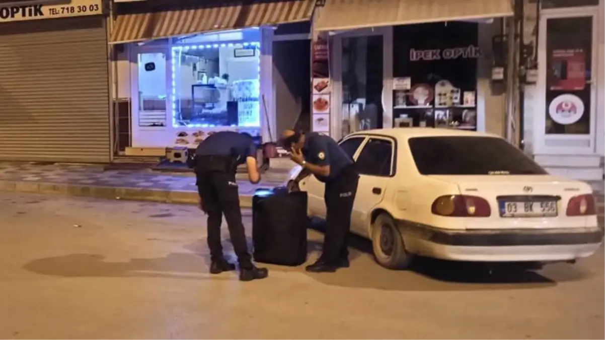 Sahibinin ATM'ye giderken kaldırıma bıraktığı bavul, paniğe neden oldu