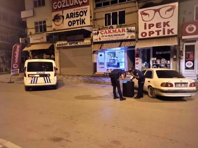 Sahibinin ATM'ye giderken kaldırıma bıraktığı bavul, paniğe neden oldu