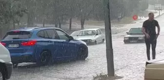 Şiddetli yağış sonrası araçlar sel sularında mahsur kaldı