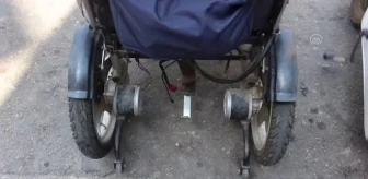 Tekerlekli sandalyesinin aküsü çalınan engelliye esnaf yardım etti