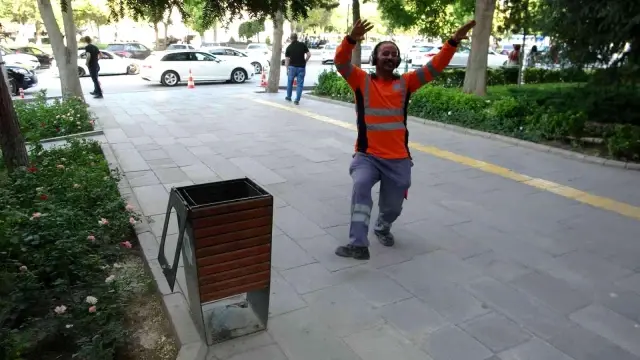 Düğünde oynaması çok beğenilen temizlik işçisine belediye başkanından hediye