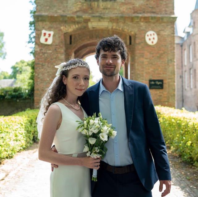 Yargı dizisinin genç oyuncusu Ece Yüksel, çocukluk aşkıyla evlendi