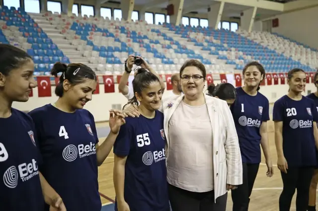 Bakan Derya Yanık 'Hiçbiri kalmayacak' diyerek Suriyelilerin gidişi için 2023'ü işaret etti Bakan Derya Yanık 'Hiçbiri kalmayacak' diyerek Suriyelilerin gidişi için 2023'ü işaret etti