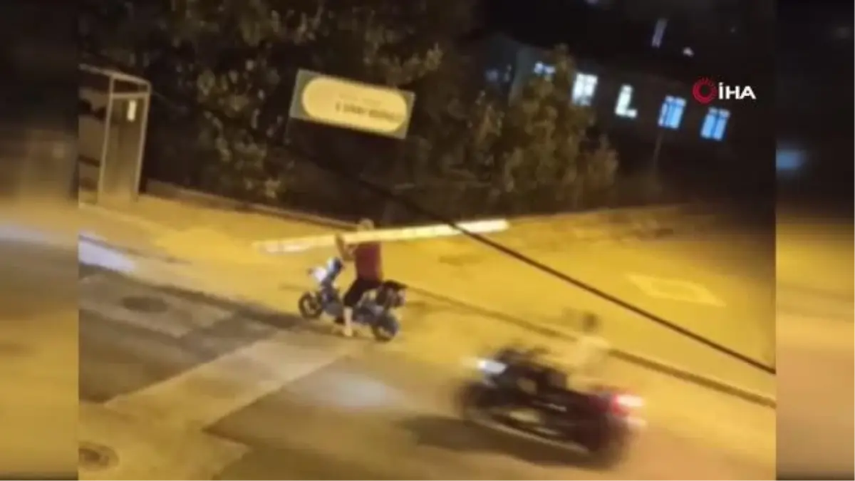 Bursa haberi... Bursa'da motosikletle 3 metrelik merdiveni böyle taşımaya çalıştı