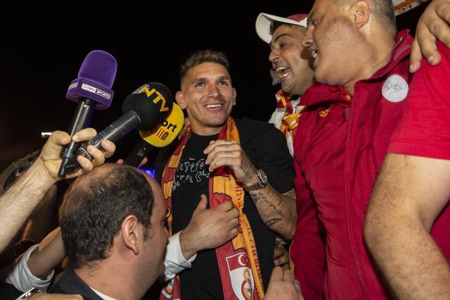 Eski Galatasaraylı yıldız Sneijder'in kendisini ikna ettiğini söyleyen Mertens'den olay itiraf