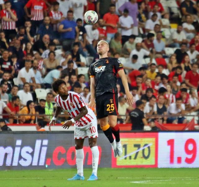 Gomis son dakikada hayat verdi! Galatasaray, deplasmanda Antalyaspor'u 1-0 yendi