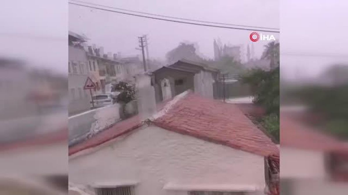 Muğla haber: Muğla'da fırtına ve sağanak etkili oldu: Çöp kovaları uçtu, sokaklar göle döndü