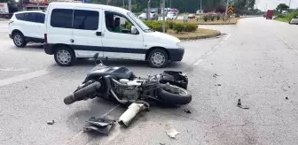 Otomobil kırmızı ışıkta bekleyen motosiklete çarptı: 2 yaralı