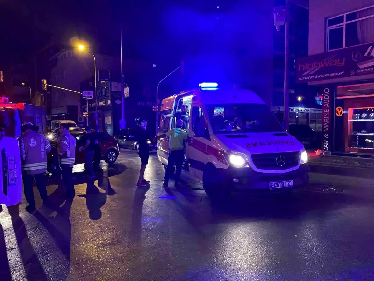 Ümraniye'de iki otomobil çarpıştı: 2 yaralı