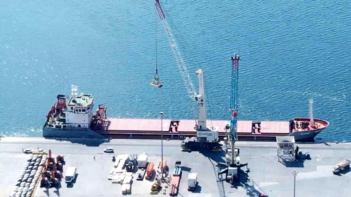 Kocaeli haber! Ukrayna'dan gelen 'Polarnet' gemisi Derince Limanı'na giriş yaptı (2)