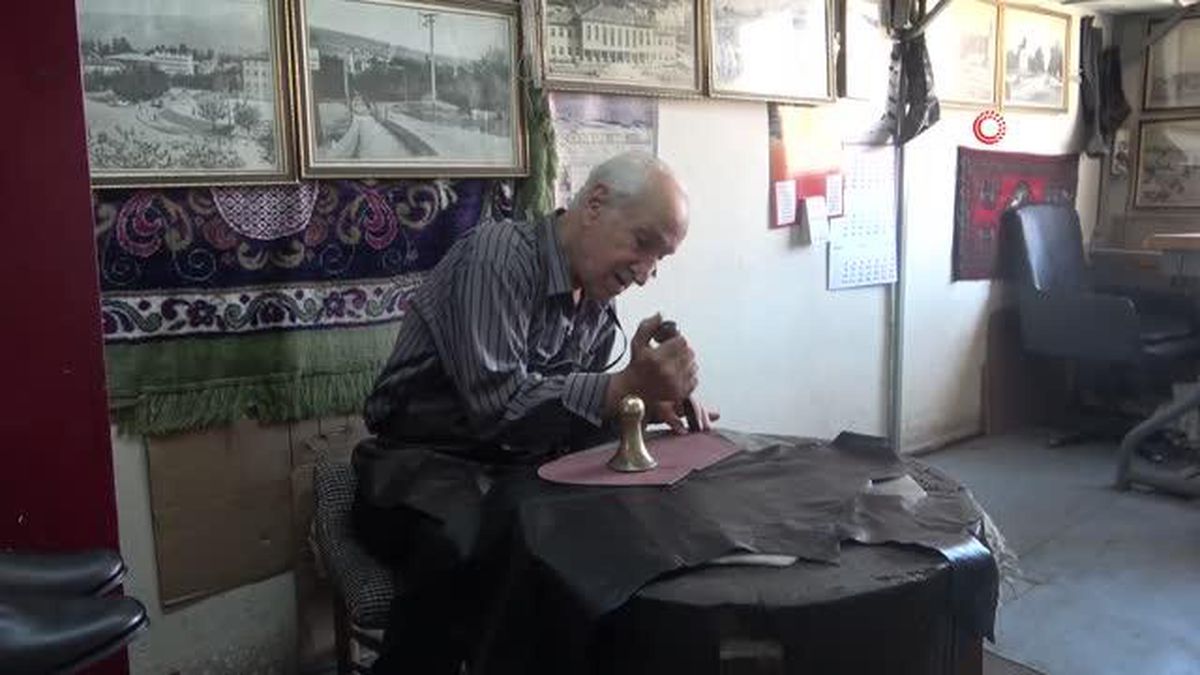 80 yaşındaki Mehmet amca mesleğini ilk günkü heyecanla sürdürüyor