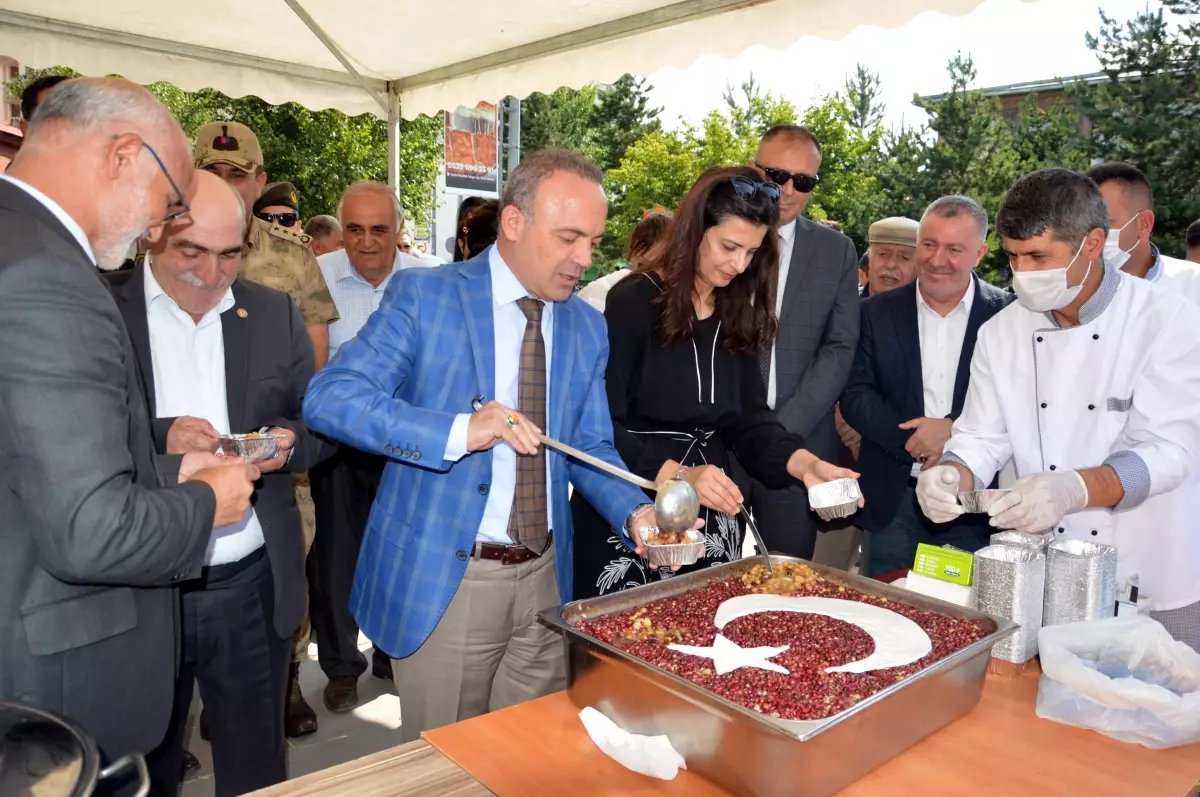 Ardahan haberi... Ardahan Valisi Öner eşi ile vatandaşa aşure dağıttı
