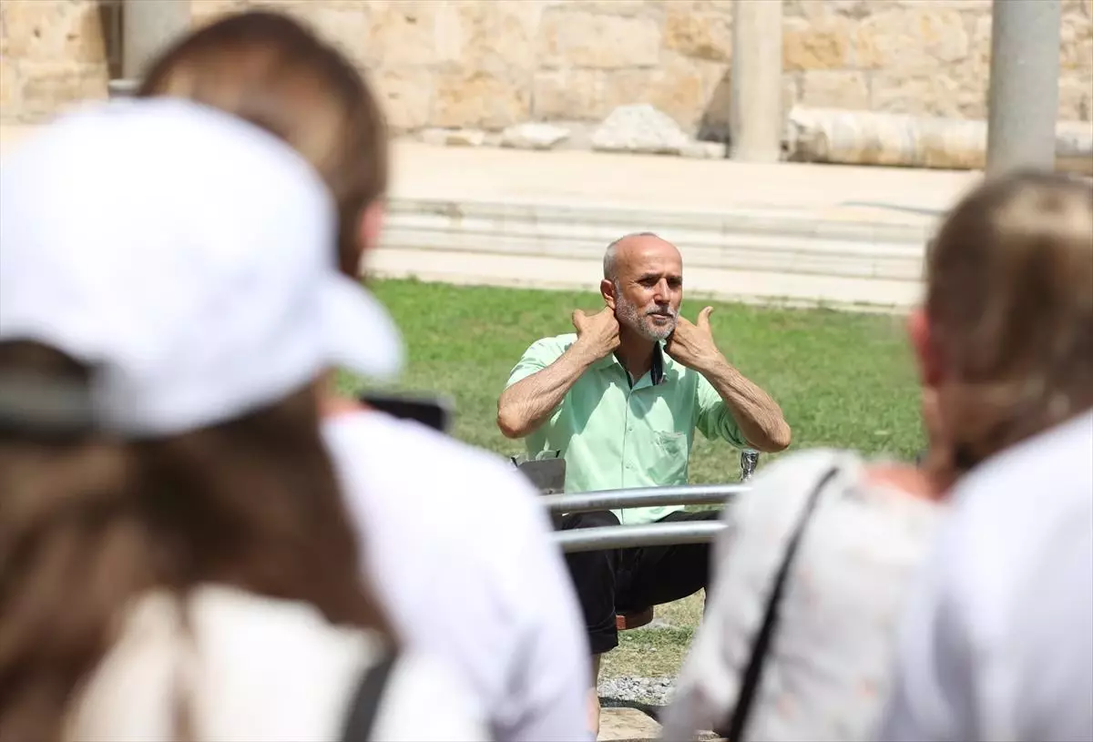 Türkiye'nin konuştuğu imam! Camiye gelen turistlere 25 dilde hitap edip abdest almayı öğretiyor