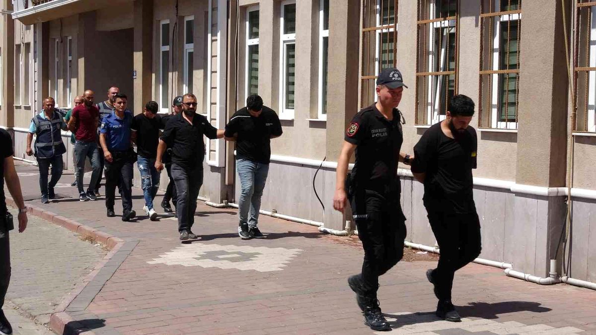 Çanakkale 3. sayfa haberleri: Çanakkale'de çıkan kavgada gözaltına alınan 10 kişi adliyeye sevk edildi