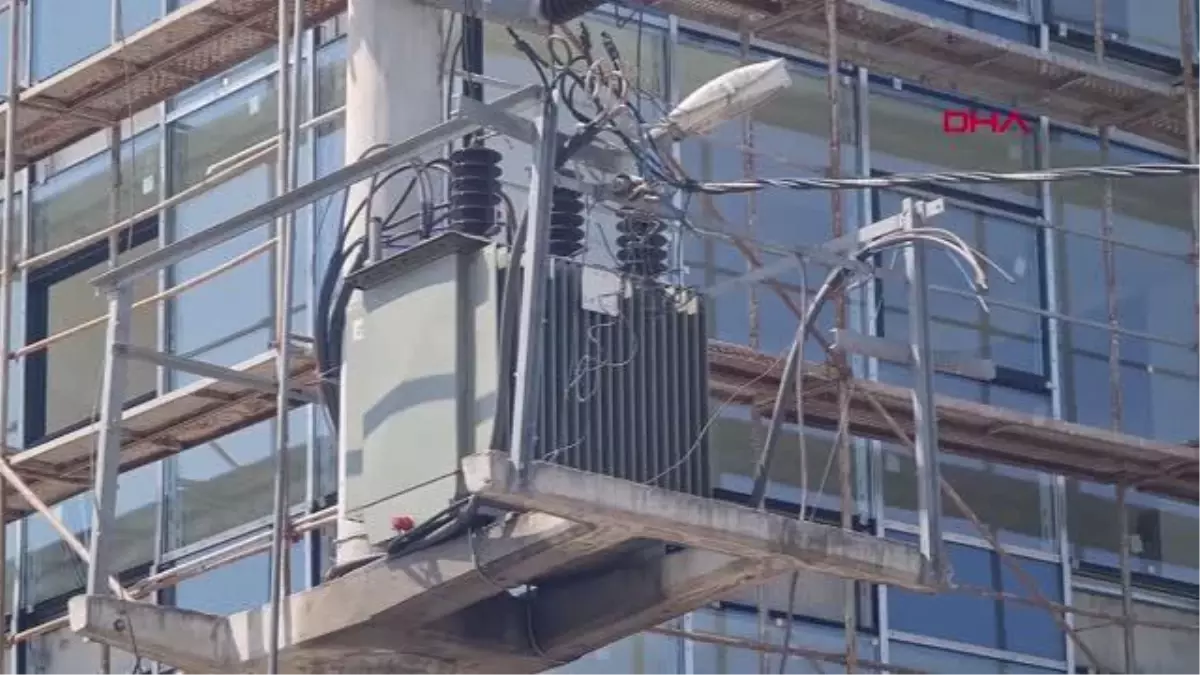ELEKTRİK AKIMINA KAPILAN İŞÇİ 4'ÜNCÜ KATTAN DÜŞÜP ÖLDÜ