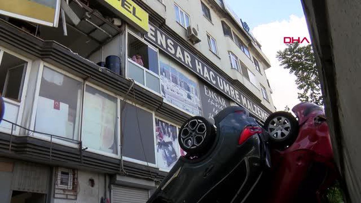 İSTANBUL-ATAŞEHİR'DE ÖLÇÜM SIRASINDA GAZA BASAN SÜRÜCÜ, OTOMOBİLLE İKİNCİ KATTAN DÜŞTÜ