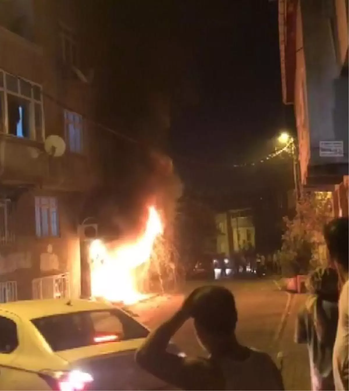 Son dakika haber | İSTANBUL-GAZİOSMANPAŞA'DA SOKAKTA SİLAH SESLERİ YANKILANDI; ATEŞE VERİLEN DÜKKAN ALEV ALEV YANDI