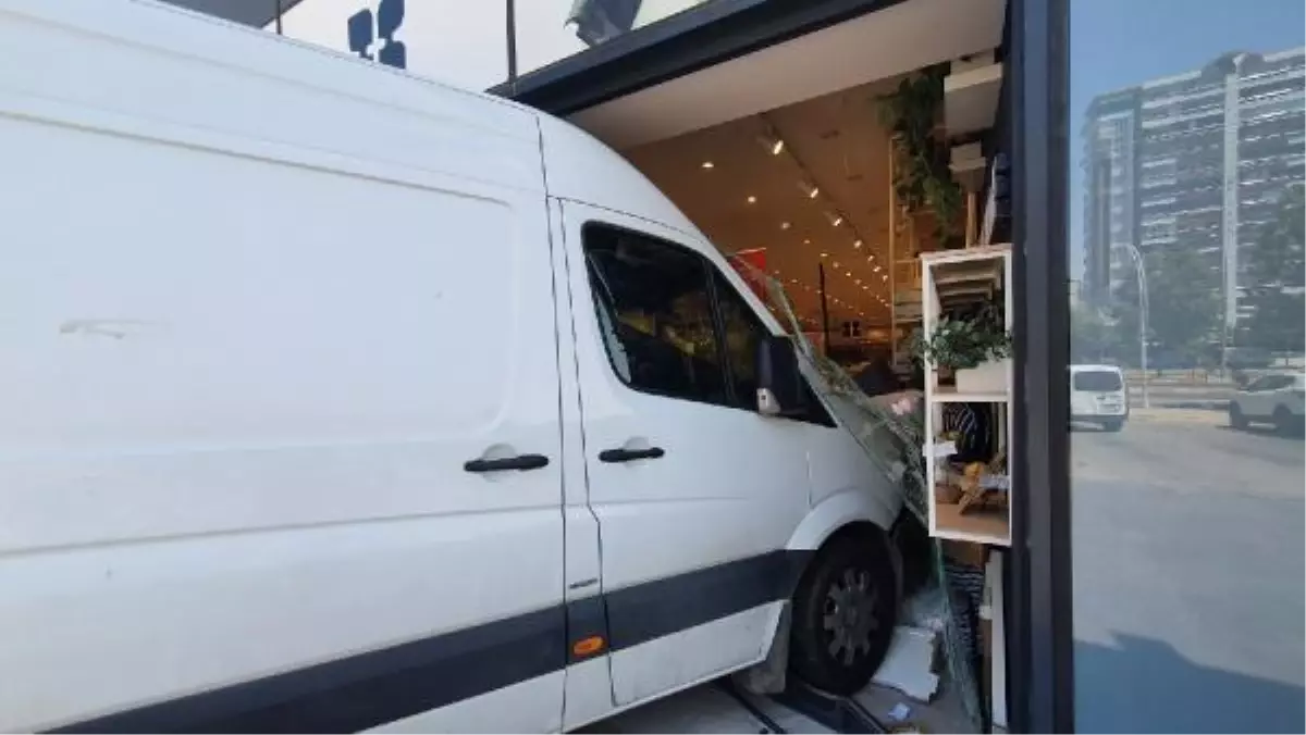 KAMYONET, OTOMOBİLE ÇARPIP MAĞAZAYA GİRDİ