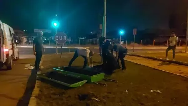 Kamyonla çarpışan otomobildeki anne ile kızı öldü, baba yaralı