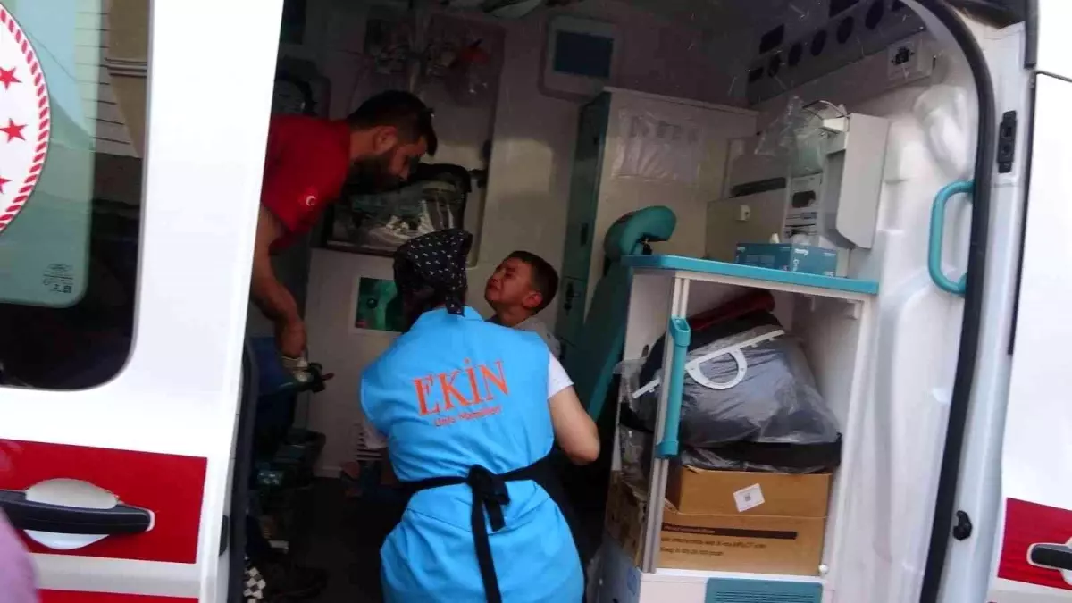 Son dakika haberi: Kartal'da 4 katlı binanın üçüncü katında çıkan yangında kombi patladı