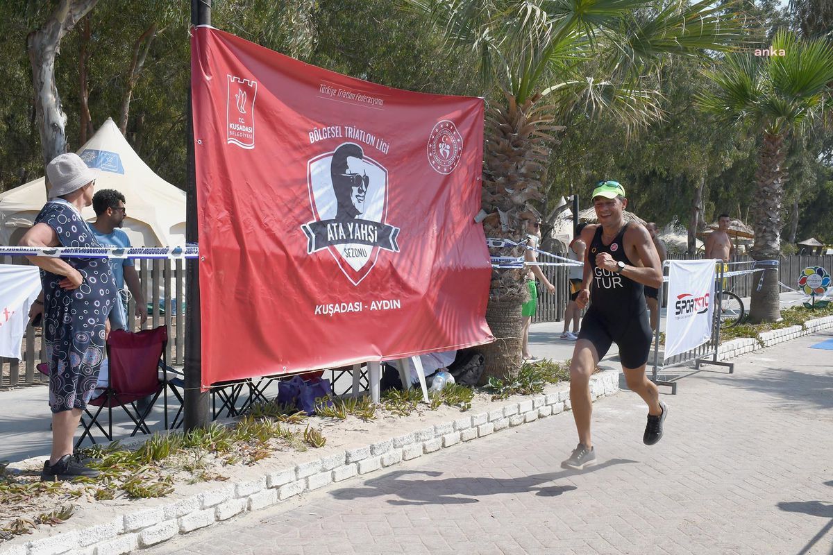 Aydın haberleri: Kuşadası'nda Triatlon Yarışı Ata Yahşi Anısına Düzenlendi