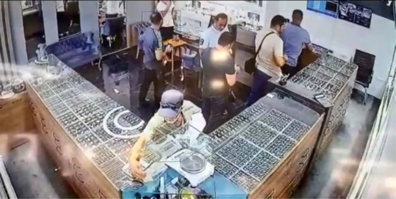 Kuyumcudan çaldığı küpeleri satmaya çalışırken yakalandı