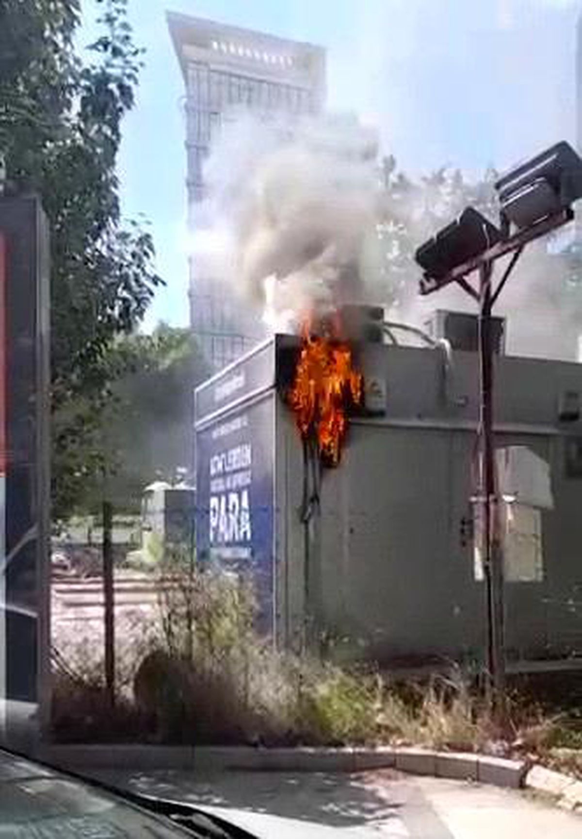 Levent'te bankamatik yangını kamerada