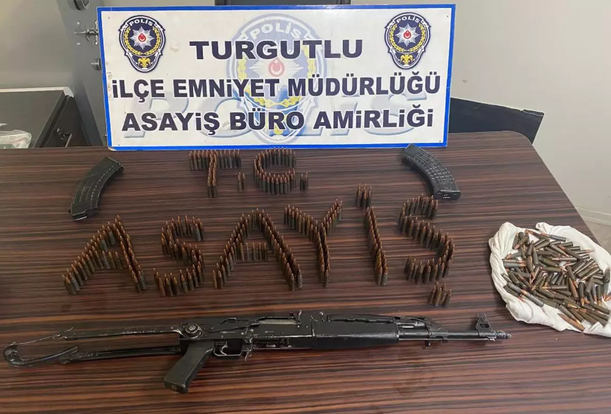 Son Dakika | Manisa'da şüpheli otomobilde kalaşnikof tüfek ve bu silaha ait 496 mermi bulundu