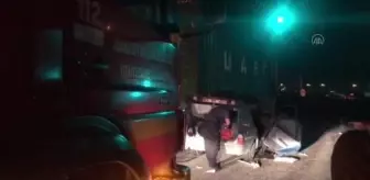 Otomobilin tıra çarpması sonucu 1 kişi öldü 4 kişi yaralandı