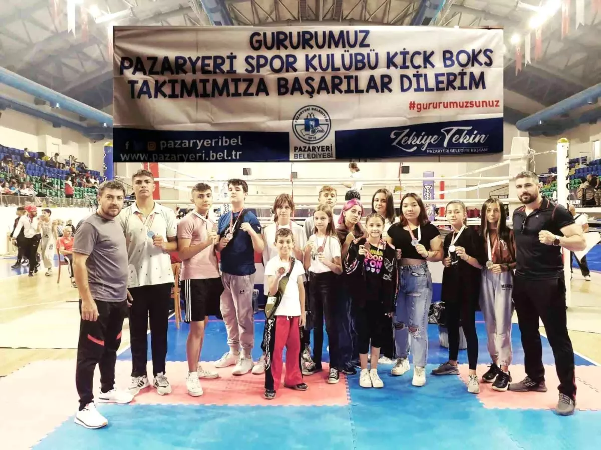 Bilecik haber! Pazaryeri kickboks sporcuları şampiyonada madalyaları sildi süpürdü