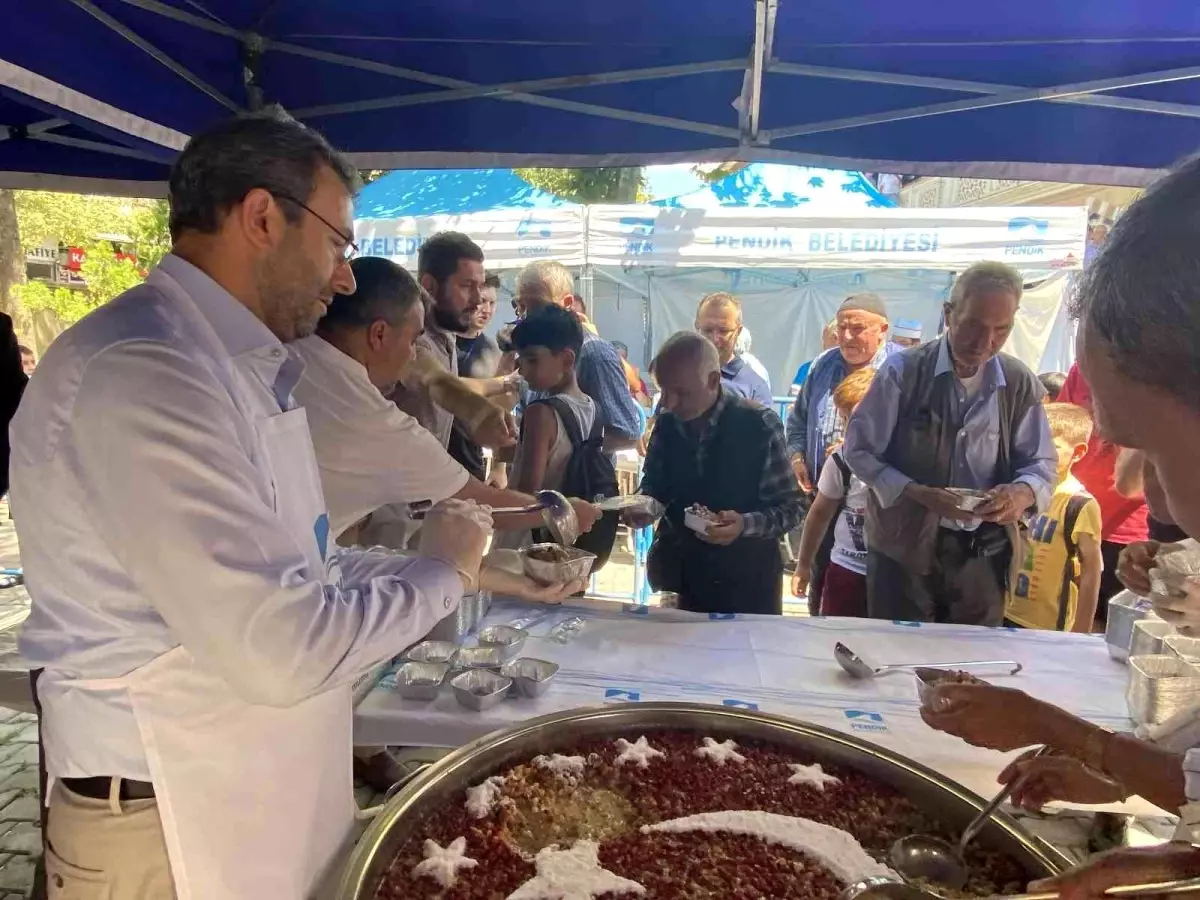Pendik'te 15 bin kişiye aşure dağıtıldı