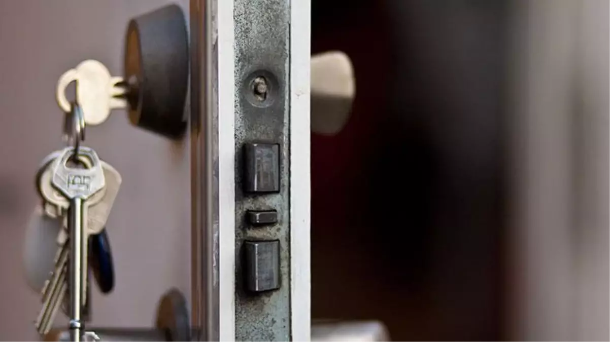 Sıfır evlerine taşınmaya giden aile, evin ahıra döndüğünü görünce donup kaldı