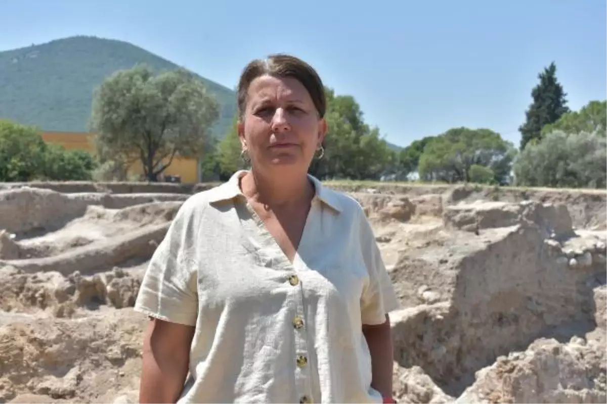 ULUCAK HÖYÜĞÜ'NDE 7 BİN 800 YILLIK KADIN FİGÜRLÜ HEYKEL BULUNDU
