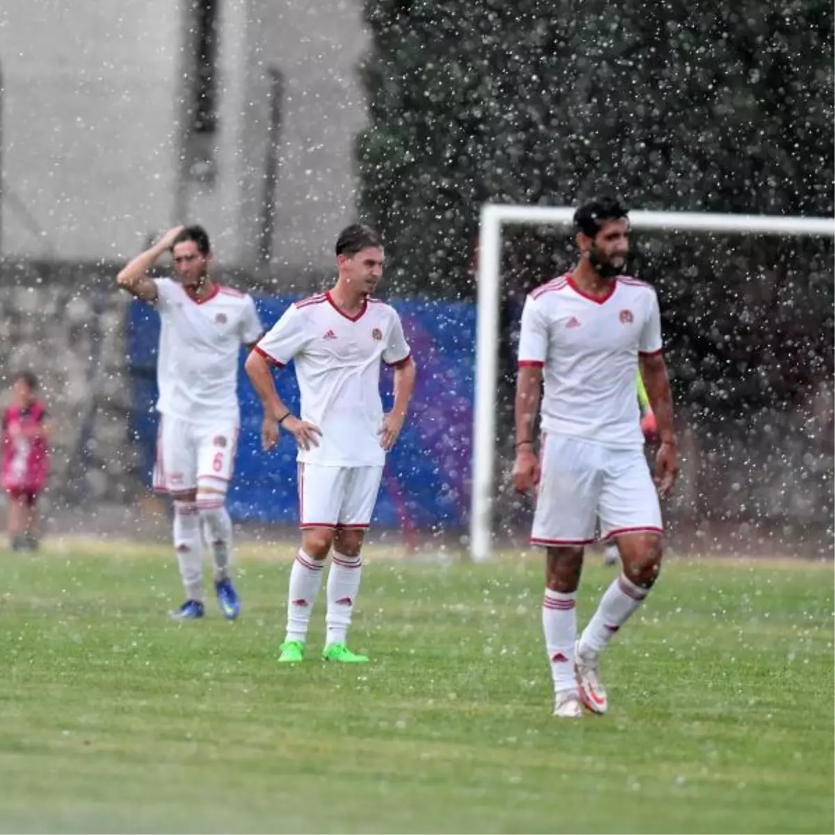 Uşak haberi: Uşakspor-Turgutluspor hazırlık maçına sağanak engeli