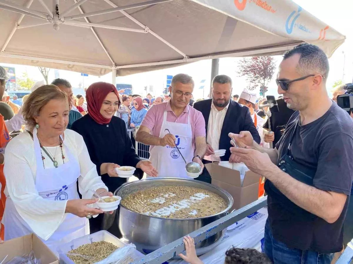 Üsküdar'da binlerce kişiye aşure ikram edildi