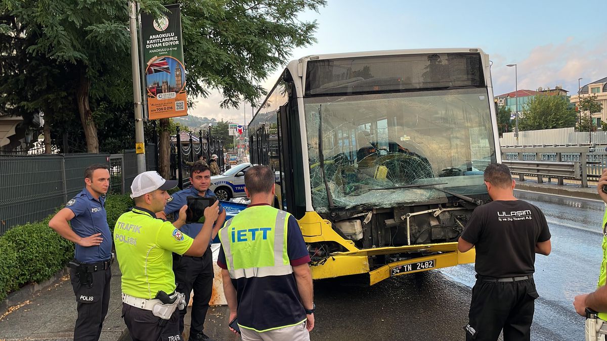 Üsküdar'da kaza yapan İETT otobüsünde hasar oluştu