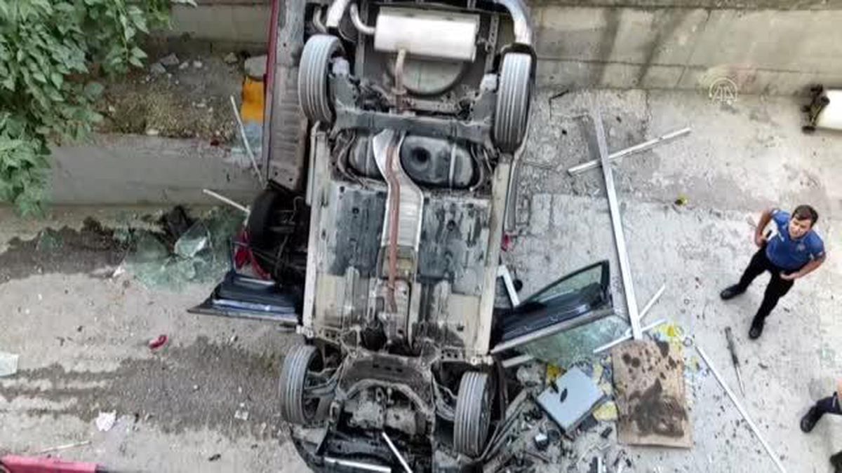 Viteste unuttuğu aracıyla ikinci kattan düşen sürücü ağır yaralandı