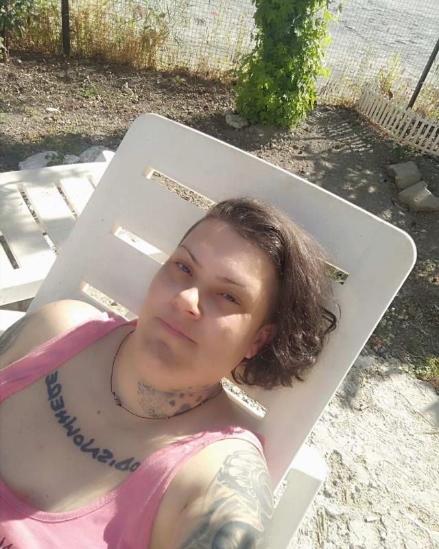 Eski Popstar yarışmacısı Evren Mevlanaoğlu, evinin önünde darp edildi