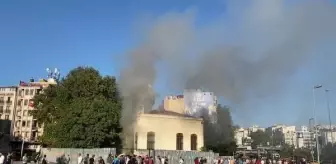 Fatih'te tarihi camide yangın (1)