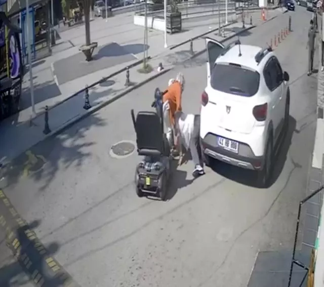 Bu kadın bir kahraman! Saniyeler içinde hem eşini hem de yaşlı kadını kurtardı