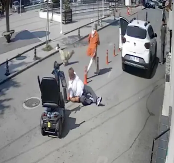 Bu kadın bir kahraman! Saniyeler içinde hem eşini hem de yaşlı kadını kurtardı