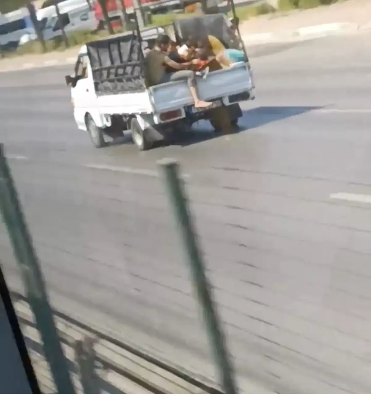 Bursa 3. sayfa haberi: Bursa'da kamyonet kasasında tehlikeli yolculuk kamerada